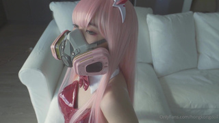 Китайский секс-эксперимент: розовый противогаз и обтягивающий латекс