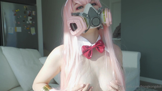 Китайский секс-эксперимент: розовый противогаз и обтягивающий латекс