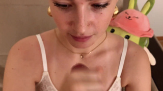 Страстный минет от Olivia Moore: нежные губы и горячие сиськи