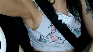 Секс на колесах: страстная мастурбация и кончающие трусики Laruna Mave