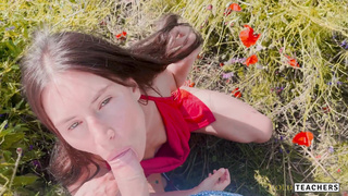 Аромат цветов и страсть на природе: глубокий минет в поле