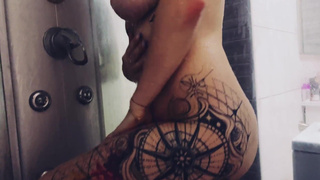 Шикарная блондиночка с объемными сиськами в возбуждающем душевом шоу