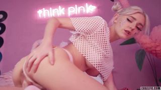 Развратная Ева не упускает ни капли