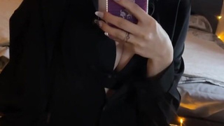 Сексуальная блондинка наслаждается вечером в одиночку