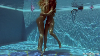 Две страстные нимфы купаются голышом в закрытом бассейне