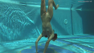 Ирина Руссака соблазняет в воде: горячее подводное видео