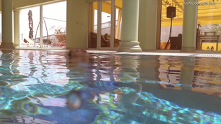 Сочная Ирина Русская обнажается в бассейне