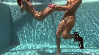 Горячие нимфетки Оля и Ирина в страстном подводном сексе