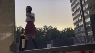 Страстный минет на крыше или жаркая порка — что выберет шалунья?