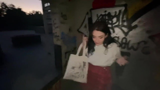 Страстный минет на крыше или жаркая порка — что выберет шалунья?