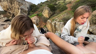 Соседка стесняется, но ротиком работает отлично – смотри, как она сосет