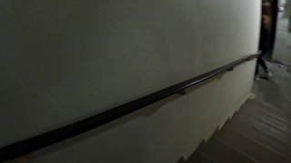 Подъездные игры: жесткий секс на лестничной клетке