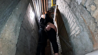 Подъездные игры: жесткий секс на лестничной клетке