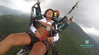 Страпон-инструктор доводит до сквирта в экстремальном прыжке