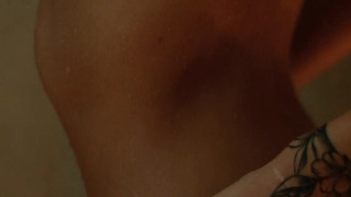 Развратная нимфа и тающий воск – эксклюзивное видео в ванной