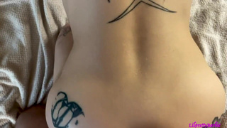 Разгоряченная красотка снимает белье под взглядами камеры