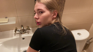 Страстный секс в туалете с фитоняшкой – жесткий разгон метаболизма