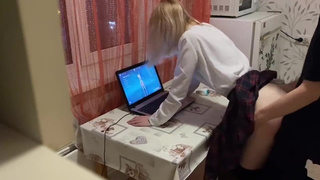 Ремнём её херачу и хуй вставляю — а ей похую, она в Геншин играет