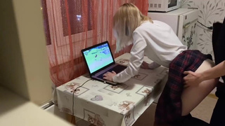 Ремнём её херачу и хуй вставляю — а ей похую, она в Геншин играет