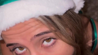 Густая сперма на губах стала результатом шикарного отсоса от загорелой сучки на Новый год