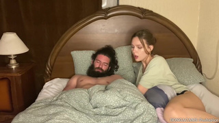 Мачеха ублажает пасынка: сочные сцены с влажным финалом