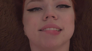 Русская лисица в жажде огромных игрушек