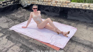 Страстный минет и нежная киска под жарким солнцем на крыше