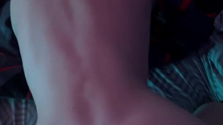 Музыкальная нимфа устроила дикий джэм между простынями