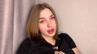 Страстная девушка с упругой попкой добивается оргазма