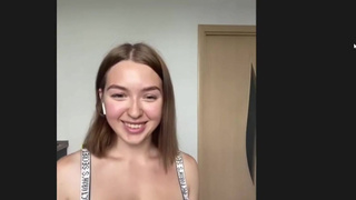 Горячий тест-драйв вибраторов: Саша и девчонки зажигают в видеочате